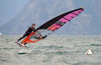 Maxi Räuchle beim Windsurfen